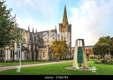 Cattedrale di San Patrizio e giardino con campana della Pace, Dublino, Irlanda Foto Stock