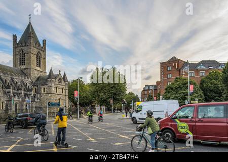 Traffico di fronte alla Christ Church Cathedral, Dublino, Irlanda. Foto Stock