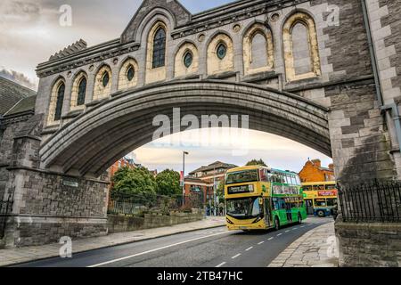 Autobus di Dublino sotto una passerella pedonale ad arco che collega la Cattedrale di Cristo con la sala Sinodale. Dublino Irlanda. Foto Stock