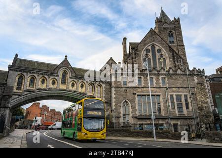 Autobus di Dublino sotto una passerella pedonale ad arco che collega la Cattedrale di Cristo con la sala Sinodale. Dublino Irlanda. Foto Stock