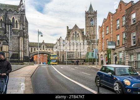 Autobus di Dublino sotto una passerella pedonale ad arco che collega la Cattedrale di Cristo con la sala Sinodale. Dublino Irlanda. Foto Stock