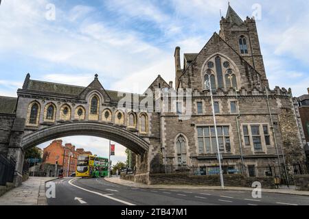 Autobus di Dublino sotto una passerella pedonale ad arco che collega la Cattedrale di Cristo con la sala Sinodale. Dublino Irlanda. Foto Stock