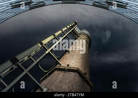 Fotografia artistica di Jameson Distillery Chimney, Dublino, Irlanda. Foto Stock