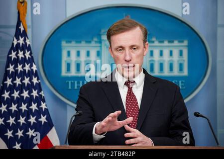 Washington, Stati Uniti. 4 dicembre 2023. Coordinatore NSC per le comunicazioni strategiche John Kirby parla durante il briefing stampa quotidiano della Casa Bianca nella James S. Brady Briefing Room alla Casa Bianca il 4 dicembre 2023 a Washington, DC (foto di Samuel Corum/Pool/ABACAPRESS.COM) Credit: Abaca Press/Alamy Live News Foto Stock