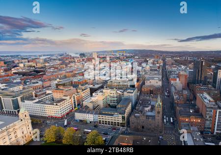 Vista aerea di Belfast da College Square East sopra Belfast City Hall e Belfast Lough Foto Stock