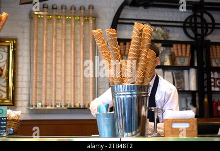 Svuotare Waffle coni gelato nella vista Foto Stock