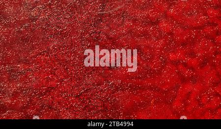 Riflessi di luce su un pannello di vetro, sfondo astratto di colore rosso Foto Stock