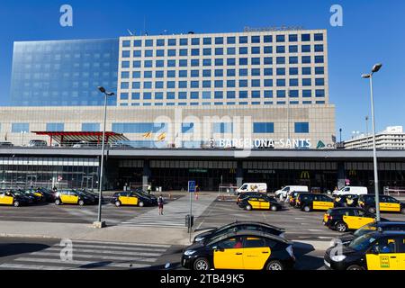 Taxi neri e gialli di fronte all'edificio della stazione, alla stazione centrale di Barcellona-Sants, a Sants-Montjuic, a Barcellona, in Spagna Foto Stock