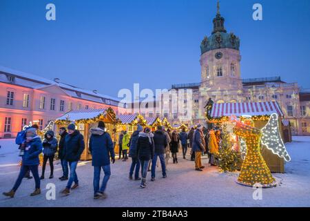 Mercatino di Natale di fronte al Castello di Charlottenburg, Berlino, Germania Foto Stock