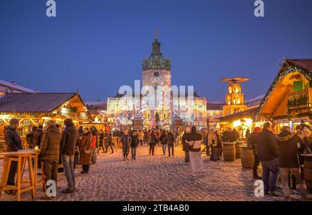 Mercatino di Natale di fronte al Castello di Charlottenburg, Berlino, Germania Foto Stock