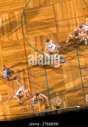 BOSTON, ma - 12 DICEMBRE: Ed Kalafat #23 dei Minneapolis Lakers e Gary Bergen #18 dei New York Knicks vanno per il rimbalzo durante una partita NBA il 12 dicembre 1956 al Boston Garden di Boston, Massachusetts. (Foto di Hy Peskin) *** didascalia locale *** ed Kalafat;Gary Bergen Foto Stock