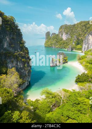 Paradiso dall'alto: Vedute aeree delle Isole tropicali nel sud della Thailandia Foto Stock