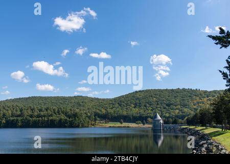 Saville Dam e Barkhamsted Reservoir a Barkhamsted, Connecticut, Stati Uniti, sul ramo orientale del fiume Farmington con la Saville Dam Tower con pietra Foto Stock