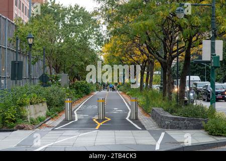 New York City, NY, USA-17 ottobre 2023; parte urbana dell'Empire State Trail per biciclette lungo la Hudson River Greenway Foto Stock