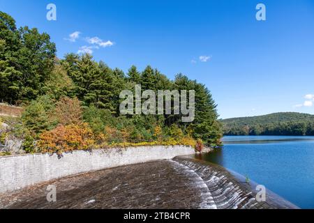 La strada incontrollata della diga di Saville e del lago artificiale di Barkhamsted a Barkhamsted, Connecticut, USA, sul ramo orientale del Farmington Ri Foto Stock