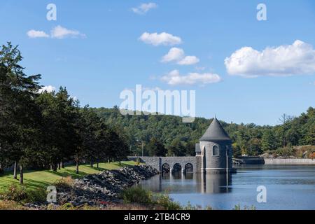 Saville Dam e Barkhamsted Reservoir a Barkhamsted, Connecticut, Stati Uniti, sul ramo orientale del fiume Farmington con la Saville Dam Tower con pietra Foto Stock