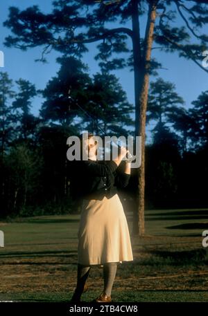 AUGUSTA, GA - MARZO 1956: La golfista professionista americana Margaret 'Wiffi' Smith pratica prima di un torneo amatoriale intorno al marzo 1956 ad Augusta, Georgia. (Foto di Hy Peskin) *** didascalia locale *** Margaret Smith Foto Stock