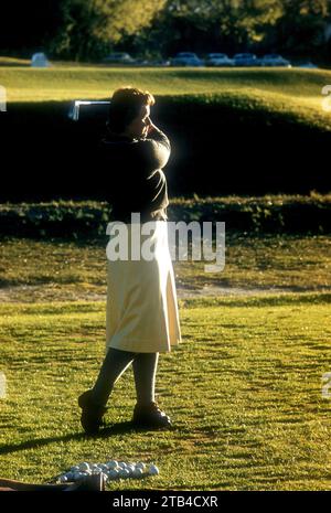 AUGUSTA, GA - MARZO 1956: La golfista professionista americana Margaret 'Wiffi' Smith pratica prima di un torneo amatoriale intorno al marzo 1956 ad Augusta, Georgia. (Foto di Hy Peskin) *** didascalia locale *** Margaret Smith Foto Stock