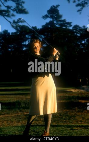 AUGUSTA, GA - MARZO 1956: La golfista professionista americana Margaret 'Wiffi' Smith pratica prima di un torneo amatoriale intorno al marzo 1956 ad Augusta, Georgia. (Foto di Hy Peskin) *** didascalia locale *** Margaret Smith Foto Stock