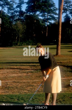 AUGUSTA, GA - MARZO 1956: La golfista professionista americana Margaret 'Wiffi' Smith pratica prima di un torneo amatoriale intorno al marzo 1956 ad Augusta, Georgia. (Foto di Hy Peskin) *** didascalia locale *** Margaret Smith Foto Stock