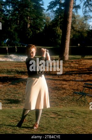 AUGUSTA, GA - MARZO 1956: La golfista professionista americana Margaret 'Wiffi' Smith pratica prima di un torneo amatoriale intorno al marzo 1956 ad Augusta, Georgia. (Foto di Hy Peskin) *** didascalia locale *** Margaret Smith Foto Stock