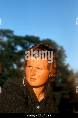 AUGUSTA, GA - MARZO 1956: La golfista professionista americana Margaret 'Wiffi' Smith si pone davanti a un torneo amatoriale intorno al marzo 1956 ad Augusta, Georgia. (Foto di Hy Peskin) *** didascalia locale *** Margaret Smith Foto Stock