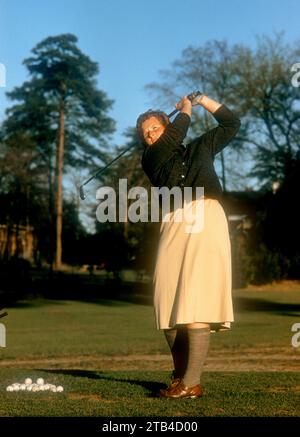 AUGUSTA, GA - MARZO 1956: La golfista professionista americana Margaret 'Wiffi' Smith pratica prima di un torneo amatoriale intorno al marzo 1956 ad Augusta, Georgia. (Foto di Hy Peskin) *** didascalia locale *** Margaret Smith Foto Stock