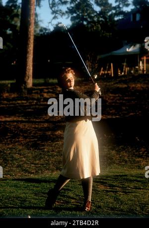 AUGUSTA, GA - MARZO 1956: La golfista professionista americana Margaret 'Wiffi' Smith pratica prima di un torneo amatoriale intorno al marzo 1956 ad Augusta, Georgia. (Foto di Hy Peskin) *** didascalia locale *** Margaret Smith Foto Stock