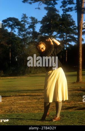 AUGUSTA, GA - MARZO 1956: La golfista professionista americana Margaret 'Wiffi' Smith pratica prima di un torneo amatoriale intorno al marzo 1956 ad Augusta, Georgia. (Foto di Hy Peskin) *** didascalia locale *** Margaret Smith Foto Stock