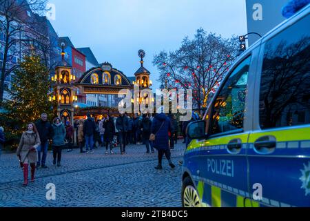 Auto di pattuglia della polizia di fronte al mercatino di Natale sull'Alter Markt nel centro storico di Colonia, shopping domenicale nel centro di Colonia, 1° Avvento Foto Stock