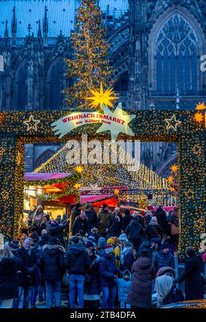 Weihnachtsmarkt auf dem Roncalli Platz am Dom, in der Innenstadt von Köln, Verkaufsoffener Sonntag in der Kölner Innenstadt, 1. Adventswochenende, NRW Foto Stock