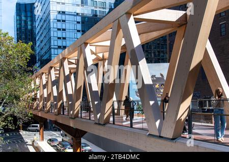 New York City, NY, USA-11 ottobre 2023: The High Line - Moynihan Train Hall connettore ponte pedonale in legno a Manhattan West che collega 10th Aven Foto Stock
