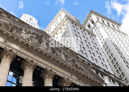 New York City, NY, USA-15 ottobre 2023; vista dall'angolo basso della facciata della Borsa di New York (NYSE) con alti edifici e cielo blu Foto Stock