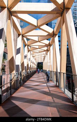 New York City, NY, USA-11 ottobre 2023: Vista sulla High Line - Moynihan Train Hall Connector ponte pedonale in legno a Manhattan West che collega 10t. Foto Stock