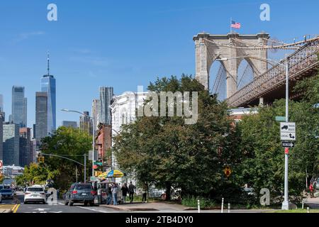 New York City, NY, USA-10 ottobre 2023; Old Fulton Street a Brooklyn con il ponte di Brooklyn e la pizzeria e i grattacieli Grimaldi di Lower Manhattan Foto Stock