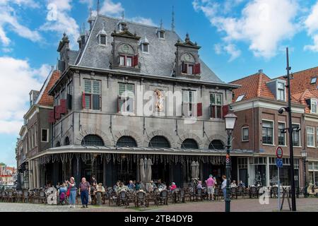 Hoorn, Paesi Bassi - 9 agosto 2023; edificio storico De Waag in piazza Roode Steen dove si teneva il mercato del formaggio Foto Stock