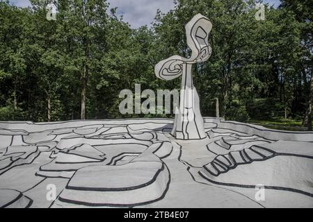 Otterlo, Paesi Bassi - 16 agosto 2023; Jardin d'émail o giardino smaltato scultura all'aperto nel Museo Kröller-Müller creata dall'artista Jean Dubuff Foto Stock