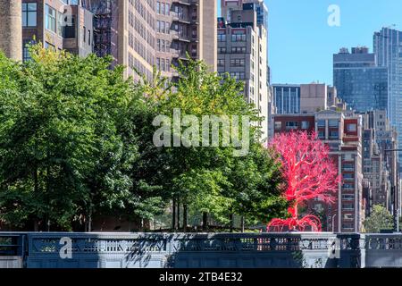 New York City, NY, USA-11 ottobre 2023: Installazione artistica in rosso brillante e rosa Old Tree di Pamela Rosenkranz sulla High Line Plinth at the Spur a 30t Foto Stock