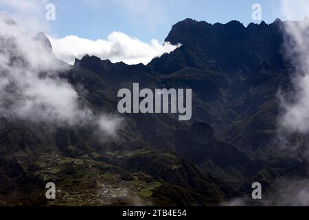 Vista della città di Cilaos durante l'estate nel famoso cirque, la Reunion Foto Stock