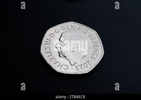 Nuove monete King Charles 50p. L'incoronazione di sua Maestà re Carlo III 2023 Regno Unito 50p circolò moneta. Nuova moneta da 50 penny, King Charles, posta sul buio Foto Stock