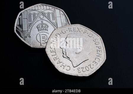 Nuove monete King Charles 50p. L'incoronazione di sua Maestà re Carlo III 2023 Regno Unito 50p circolò moneta. Nuova moneta da 50 penny, King Charles, posta sul buio Foto Stock