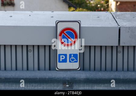 disabili, parcheggio su strada per disabili, senza cartello di parcheggio, tranne per le auto per disabili Foto Stock