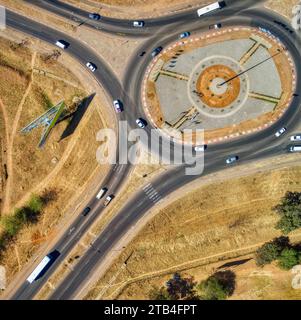 Vista aerea dall'alto verso il basso del traffico di Gaborone a una rotonda Foto Stock