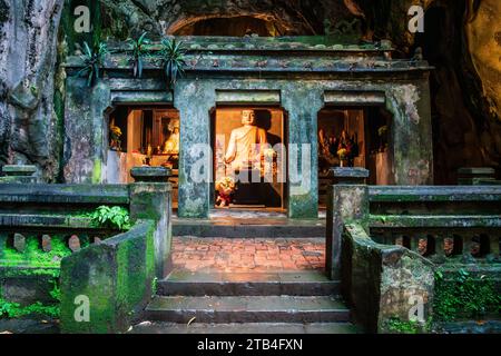 Un santuario buddista nella grotta di Huyen Khong sulla montagna di marmo in Vietnam Foto Stock