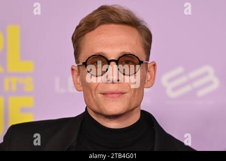 Matthias SCHWEIGHOEFER Schauspieler, Einzelbild, angeschnittenes Einzelmotiv, Ritratto, Porträt. Roter Teppich, Red Carpert Weltpremiere Weltpremiere RAGAZZA CONOSCETE LA SUA VERA AM 04.12.2023 im Mathaeser Kino a Monaco. *** Matthias SCHWEIGHOEFER attore, immagine singola, ritagliato motivo singolo, ritratto, ritratto, Portrait Red carpet, Red carpet prima mondiale GIRL YOU KNOW IT'S TRUE il 04 12 2023 al cinema Mathaeser di Monaco di Baviera Credit: Imago/Alamy Live News Foto Stock