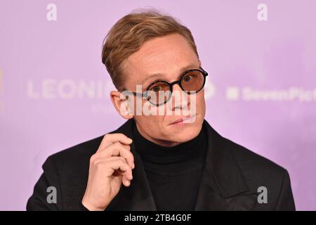 Matthias SCHWEIGHOEFER Schauspieler, Einzelbild, angeschnittenes Einzelmotiv, Ritratto, Porträt. Roter Teppich, Red Carpert Weltpremiere Weltpremiere RAGAZZA CONOSCETE LA SUA VERA AM 04.12.2023 im Mathaeser Kino a Monaco. *** Matthias SCHWEIGHOEFER attore, immagine singola, ritagliato motivo singolo, ritratto, ritratto, Portrait Red carpet, Red carpet prima mondiale GIRL YOU KNOW IT'S TRUE il 04 12 2023 al cinema Mathaeser di Monaco di Baviera Credit: Imago/Alamy Live News Foto Stock