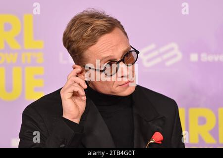 Matthias SCHWEIGHOEFER Schauspieler, Einzelbild, angeschnittenes Einzelmotiv, Ritratto, Porträt. Roter Teppich, Red Carpert Weltpremiere Weltpremiere RAGAZZA CONOSCETE LA SUA VERA AM 04.12.2023 im Mathaeser Kino a Monaco. *** Matthias SCHWEIGHOEFER attore, immagine singola, ritagliato motivo singolo, ritratto, ritratto, Portrait Red carpet, Red carpet prima mondiale GIRL YOU KNOW IT'S TRUE il 04 12 2023 al cinema Mathaeser di Monaco di Baviera Credit: Imago/Alamy Live News Foto Stock