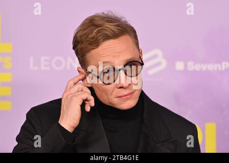 Matthias SCHWEIGHOEFER Schauspieler, Einzelbild, angeschnittenes Einzelmotiv, Ritratto, Porträt. Roter Teppich, Red Carpert Weltpremiere Weltpremiere RAGAZZA CONOSCETE LA SUA VERA AM 04.12.2023 im Mathaeser Kino a Monaco. *** Matthias SCHWEIGHOEFER attore, immagine singola, ritagliato motivo singolo, ritratto, ritratto, Portrait Red carpet, Red carpet prima mondiale GIRL YOU KNOW IT'S TRUE il 04 12 2023 al cinema Mathaeser di Monaco di Baviera Credit: Imago/Alamy Live News Foto Stock