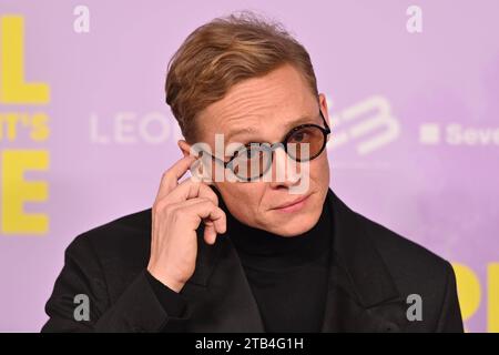 Matthias SCHWEIGHOEFER Schauspieler, Einzelbild, angeschnittenes Einzelmotiv, Ritratto, Porträt. Roter Teppich, Red Carpert Weltpremiere Weltpremiere RAGAZZA CONOSCETE LA SUA VERA AM 04.12.2023 im Mathaeser Kino a Monaco. *** Matthias SCHWEIGHOEFER attore, immagine singola, ritagliato motivo singolo, ritratto, ritratto, Portrait Red carpet, Red carpet prima mondiale GIRL YOU KNOW IT'S TRUE il 04 12 2023 al cinema Mathaeser di Monaco di Baviera Credit: Imago/Alamy Live News Foto Stock