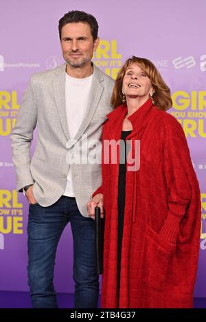 Senta BERGER mit Sohn Simon VERHOEVEN Regisseur, Roter Teppich, Red Carpert Weltpremiere Weltpremiere RAGAZZA CONOSCETE LA SUA VERA AM 04.12.2023 im Mathaeser Kino a Monaco. *** Senta BERGER con il figlio Simon VERHOEVEN Direttore, Red Carpet, Red Carpert World Premiere World Premiere RAGAZZA CHE CONOSCI La VERITÀ il 04 12 2023 al Mathaeser Cinema di Monaco di Baviera credito: Imago/Alamy Live News Foto Stock